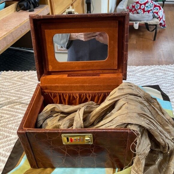 Nice! Bentony 1990's Alligator Embossed Travel Makeup Case with Lock  (NWOT) - Picture 10 of 16